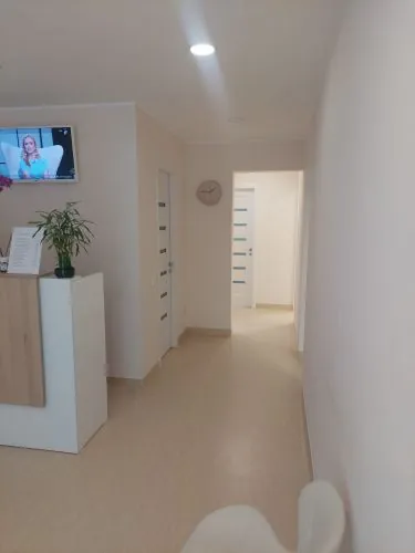 Holul cabinetului, cu recepția în stânga și ușile cabinetelor
