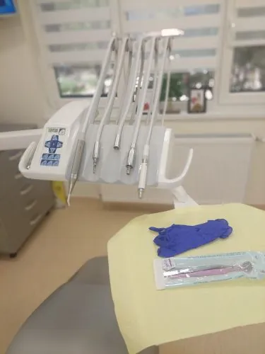 Unitul stomatologic pregătit: piesele de mână, mănuși și instrumente sterilizate în pungă sigilată